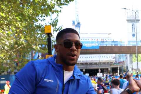 Anthony Joshua hands out drinks to stunned London Marathon runners who stop for selfies as Tyson..