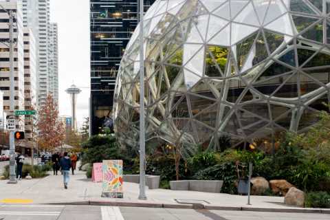 Amazon Freezes Corporate Hiring in Its Retail Business
