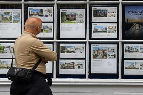 UK house prices fall as mortgage interest rates surge