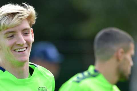 Everton’s contract talks with Anthony Gordon stall with winger asking for around £100k-a-week