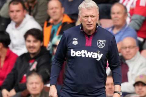 Moyes labels ref ‘ridiculous’ &amp; says VAR official ‘should have gone to Specsavers’ after West..