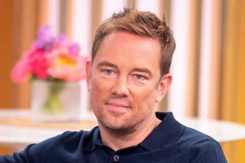 Who is presenter Simon Thomas and is he married?
