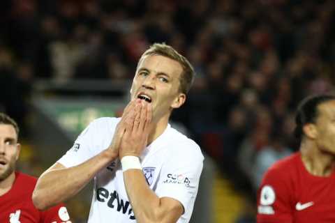 Fans all saying the same thing as David Moyes caught sinking to knees on touchline after West Ham..