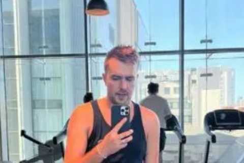 Love Island’s Iain Stirling reveals incredible 1 stone weight loss as he poses at the gym