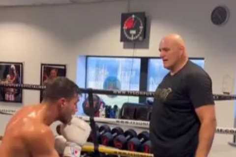 Watch Tommy Fury show off hand speed and power in explosive training for return fight on Floyd..