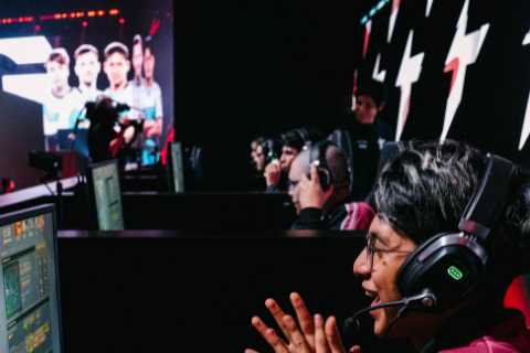 Dota 2 tournament in shambles as players could hear the commentators during the match