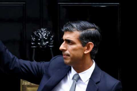 Why does Rishi Sunak wear a red bracelet on his wrist?