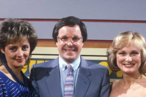 Carol Vorderman is unrecognisable on the set of Countdown in throwback snap