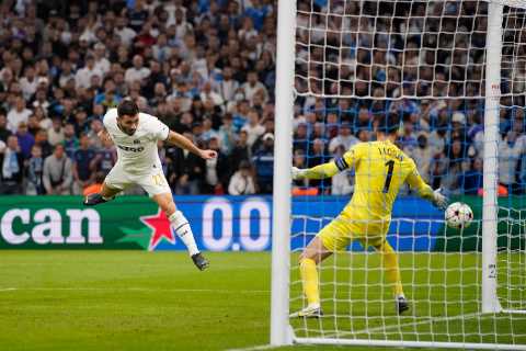 Ex-Arsenal star Sead Kolasinac misses absolute sitter for Marseille against Tottenham before his..