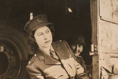 Inside rare collection of Queen Elizabeth II’s belongings set to fetch thousands at auction –..