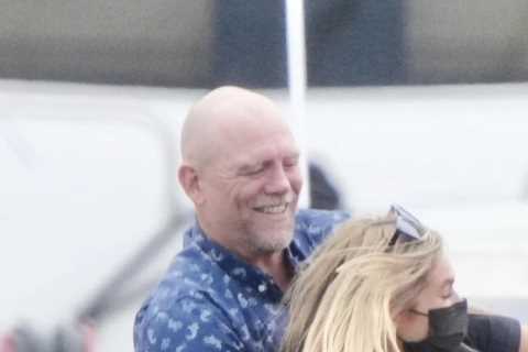 Mike Tindall jokingly tackles blonde I’m a Celeb crew member &amp; pretends to throw her into water ..