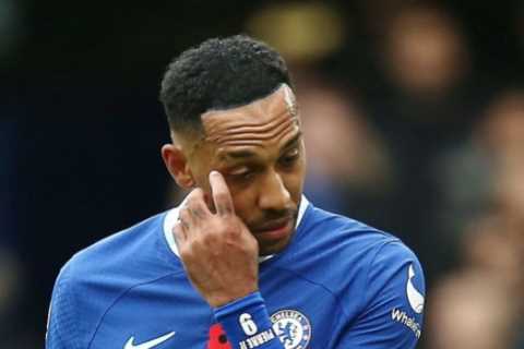 Hilarious moment Arsenal players SURROUND former star Aubameyang as they celebrate winner against..