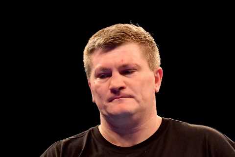 Ricky Hatton stuns fans with ripped abs at weigh-in for Barrera fight after incredible body..