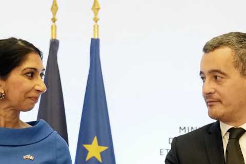 UK &amp; France sign major deal to stop migrants crossing Channel as Rishi hails increase in..
