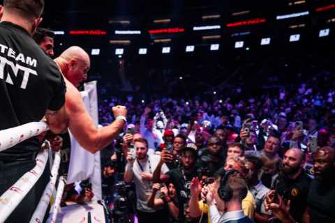 Tommy Fury’s dad taking off his shirt and calling out Jake Paul was a circus but I’m not knocking..
