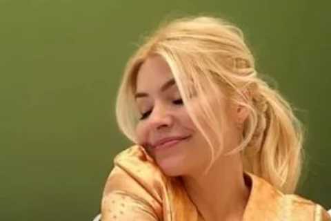 Holly Willoughby stuns fans with barefaced selfie in her pyjamas