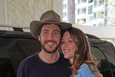 I’m A Celeb’s Seann Walsh reunites with pregnant girlfriend as they arrive back at hotel after he..