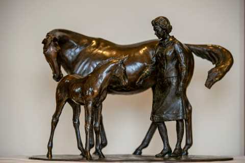 Rich businessman reveals amazing reason he paid £173,000 for bronze statue of Queen Elizabeth II