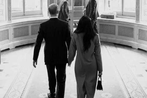 Prince Harry &amp; Meghan Markle ‘took photographer into Buckingham Palace without Queen’s..
