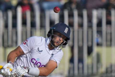 ‘What a mockery’ – Fans love it as Joe Root bats left-handed in madcap day as England set Pakistan..