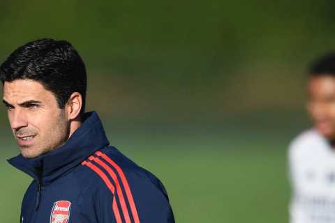 Arsenal take 14 first-team stars to Dubai for warm-weather training as Premier League leaders..