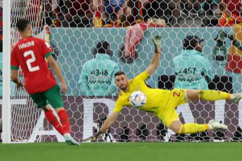 Fans in disbelief as Achraf Hakimi nails outrageous Panenka penalty to KO Spain before incredible..