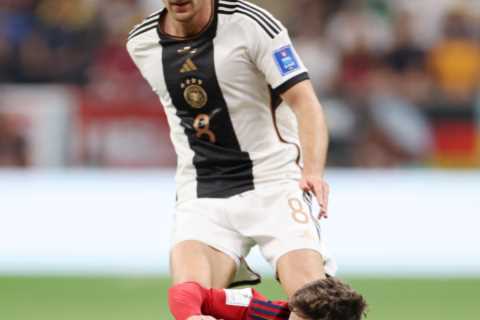 Why does Gavi play with untied laces on his boots?
