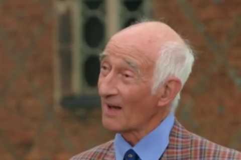 Antiques Roadshow expert turns ‘cagey’ after being put on spot with rare artwork