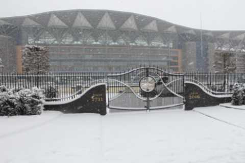 ‘The going is currently frozen’ – Saturday’s racing ALREADY at risk as punters face a second..