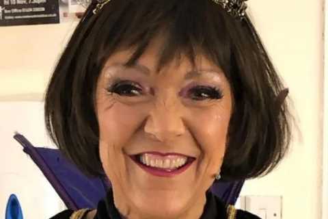 EastEnders star Gillian Wright rushed to hospital after nasty panto accident