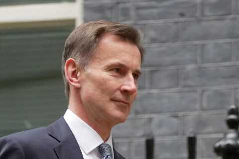 Jeremy Hunt says ‘wrong choices’ would prolong inflation pain in pay battle with rail workers and..