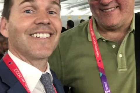 Premier League legend looks completely unrecognisable while in Qatar for World Cup – 26 years after ..