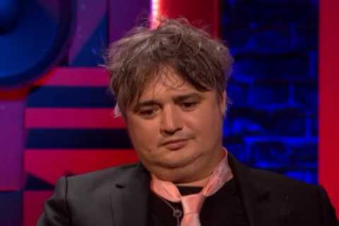 Pete Doherty electrocuted after biting through Christmas lights wire – leaving white streak in his..