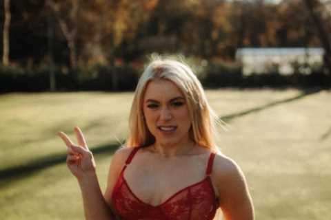 OnlyFans star Elle Brooke shows off her stunning ‘boxing body’ in sexy red lingerie and stocking..