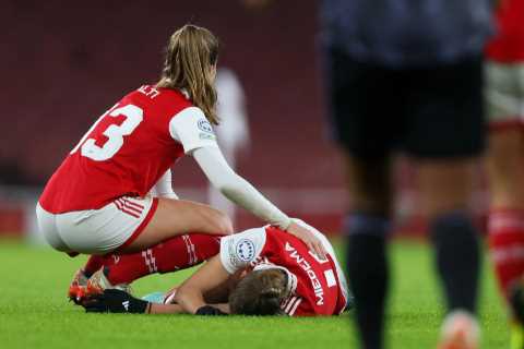 Arsenal Women star Vivianne Miedema stretchered off in tears after suffering worrying knee injury..