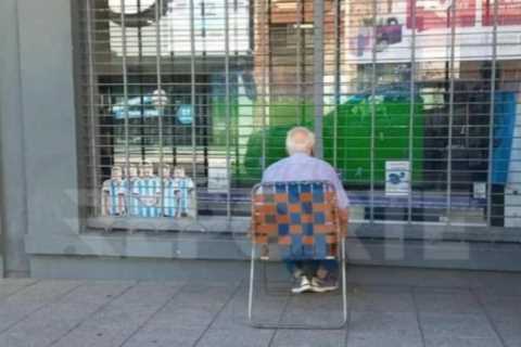 Photo of 83-year-old Argentina fan watching World Cup on chair outside shop goes viral and sparks..