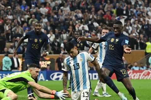 Fans love it as Argentina star Cristian Romero plays 94th minute thigh pass on ground to Emi..