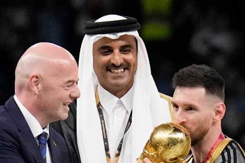 Why did Messi wear a cloak when lifting the World Cup trophy?