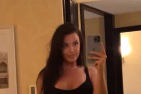 World Cup’s ‘hottest fan’ Ivana Knoll strips down to lingerie for steamy bedroom selfie after end..