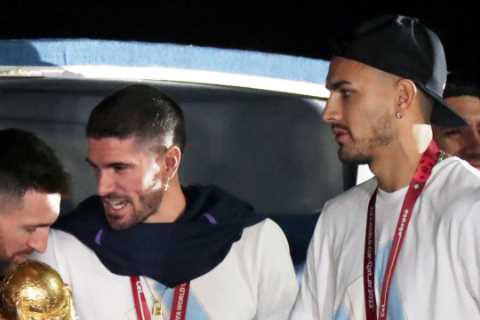 Messi and Argentina’s World Cup heroes almost wiped out by street cable on open top bus parade as..