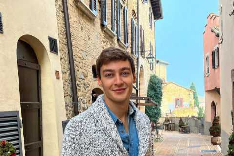 Lewis Hamilton’s F1 team-mate George Russell enjoys winter getaway to Italy with stunning..