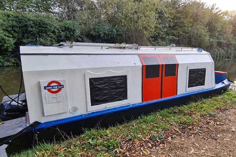 I bought a narrowboat and transformed it into a tube carriage – passers-by stop and take pictures