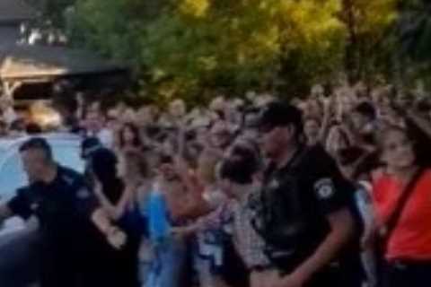 Lionel Messi returns to boyhood town in wild scenes as fans give him hero’s welcome after World Cup ..