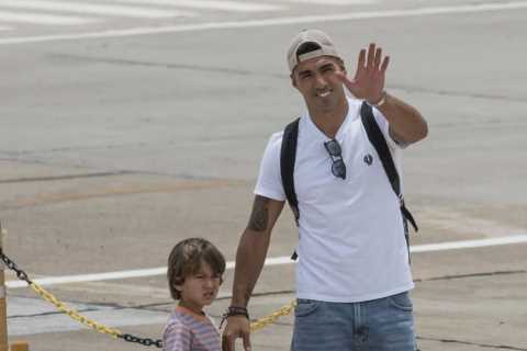 Luis Suarez and his family arrive at Lionel Messi’s house to join Argentina captain in World Cup..