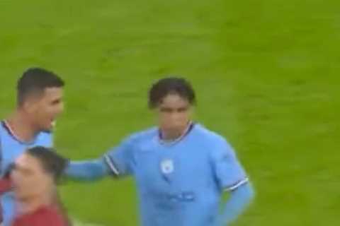 Fans cracking up as Liverpool striker Darwin Nunez can’t even hit the target with a PUSH during..