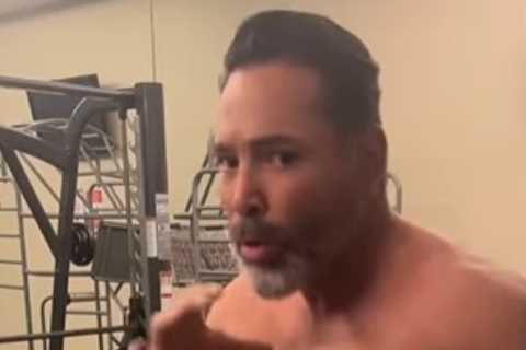Oscar De La Hoya stuns fans with shredded abs aged 49 as he takes part in Christmas Day sparring..