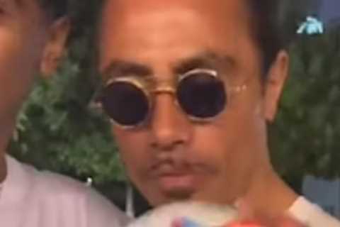 ‘Disrespectful’ Salt Bae slammed for ‘chatting on his AirPods’ while serving customer £500 steak at ..