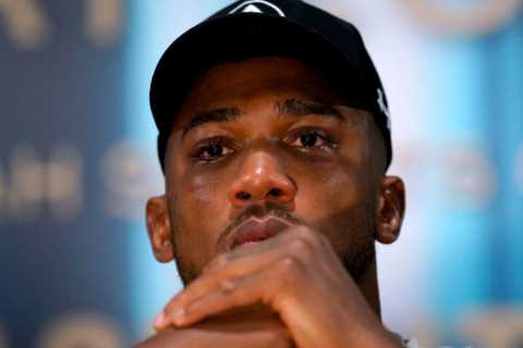 ‘You have to play the game’ – Anthony Joshua given advice from Evander Holyfield after Oleksandr..