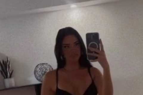 World Cup’s ‘hottest fan’ Ivana Knoll parties with Jamie Foxx in Miami after squeezing into tiny..