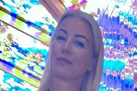 Denise Van Outen stuns in slimming black swimming costume on staycation
